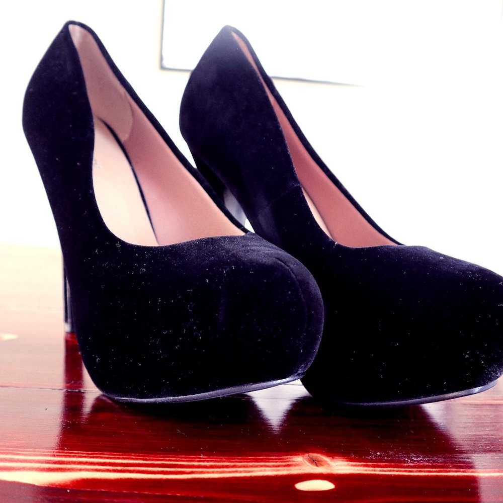 Delicacy Suede Pumps